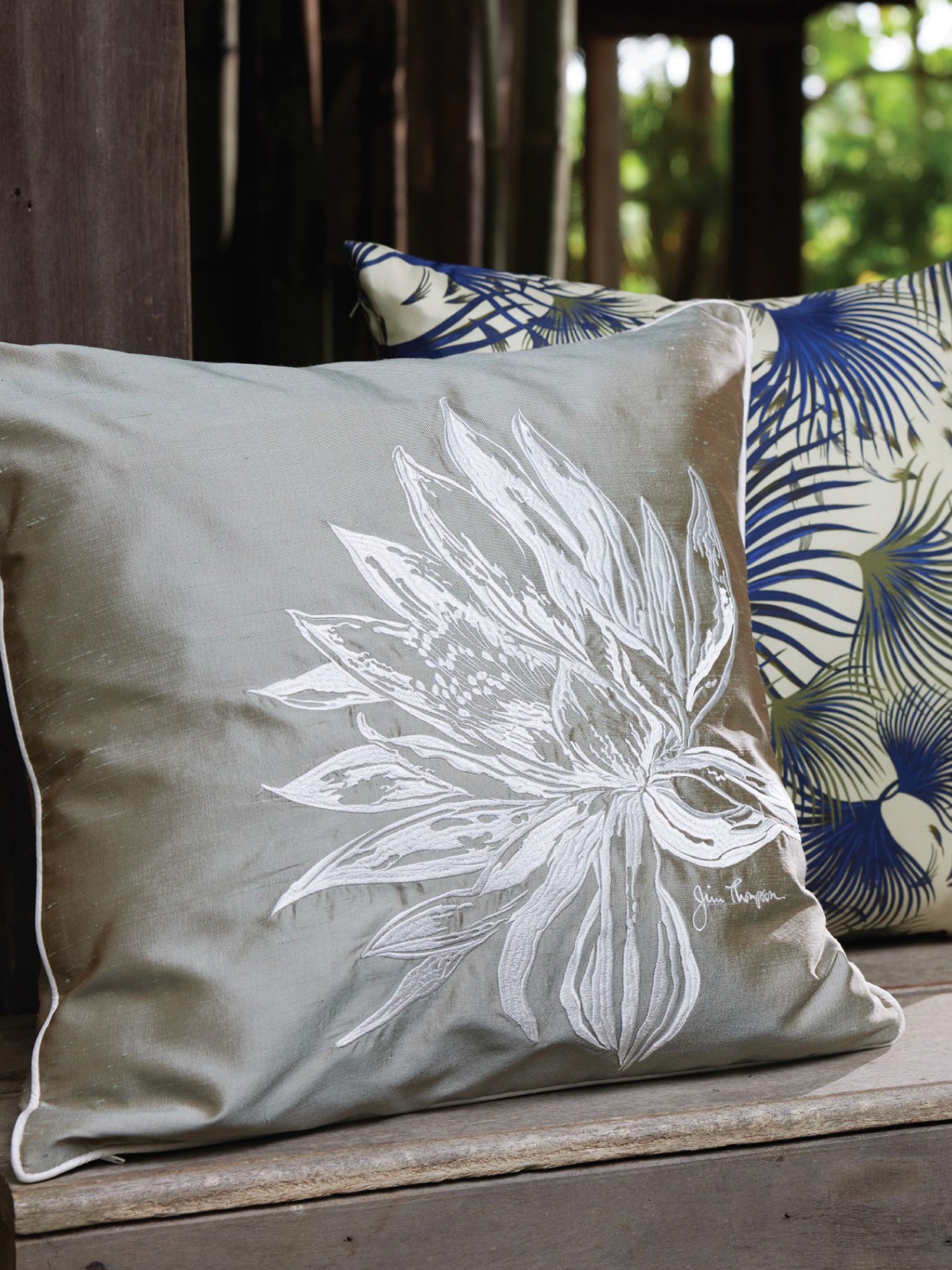 Jim Thompson クッションカバー 花柄 Handwoven Silk Cushion Cover with Lotus Embroidery | Jim Thompson