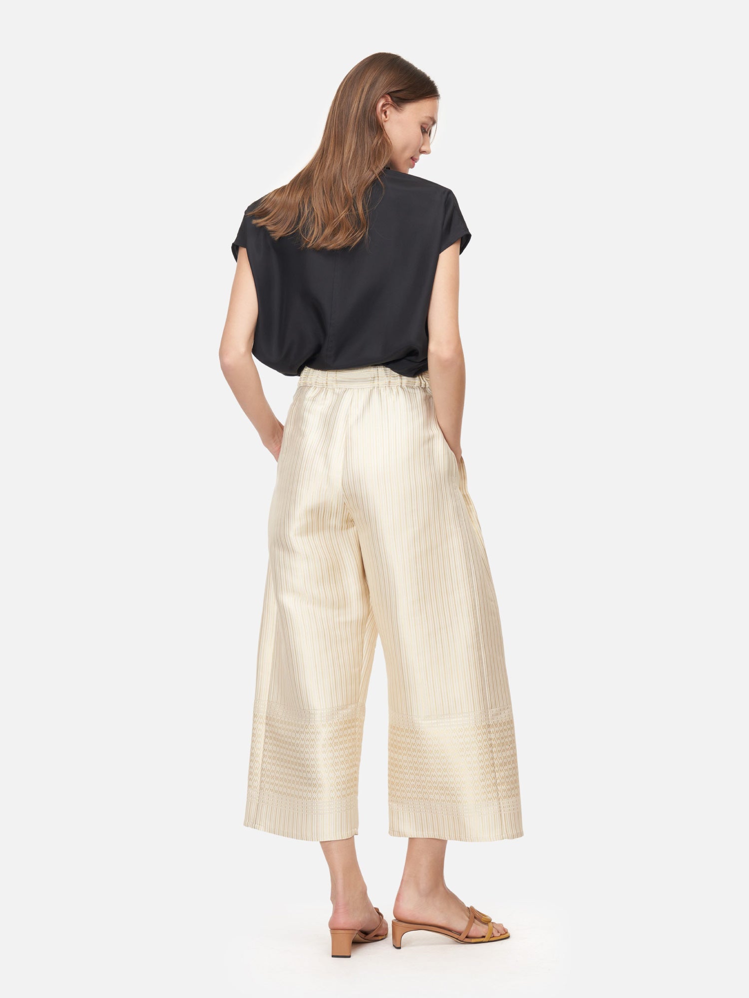 【MATIN KIM】 SHIRRING POINT NYLON PANTS IN KHAKI Shop Decibel Colorblocked Nylon Pants DECWB411-KHA beige